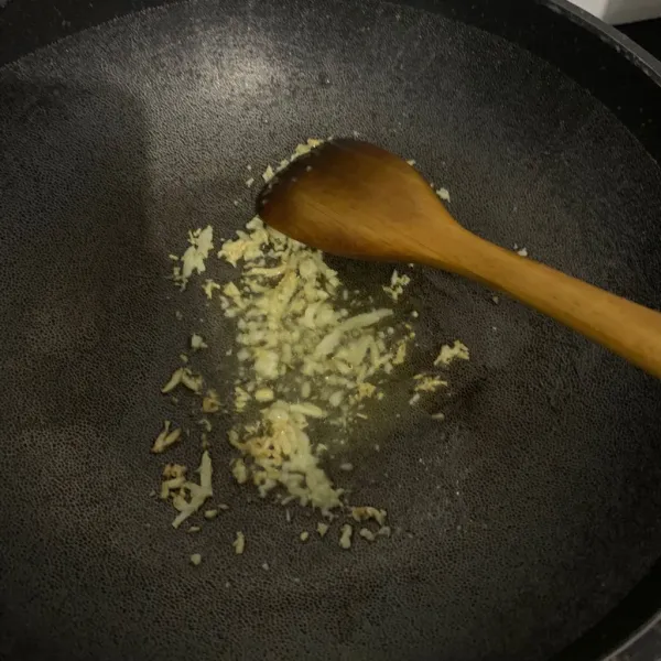 Tumis bawang putih dengan sedikit minyak goreng.
