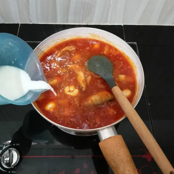 Terakhir masukkan larutan tepung maizena. Aduk rata dan masak hingga mendidih. Lalu angkat.