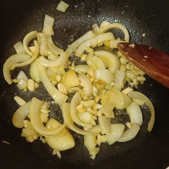 Lelehkan margarin, lalu tumis bawang bombay dan bawang putih hingga harum dan layu.