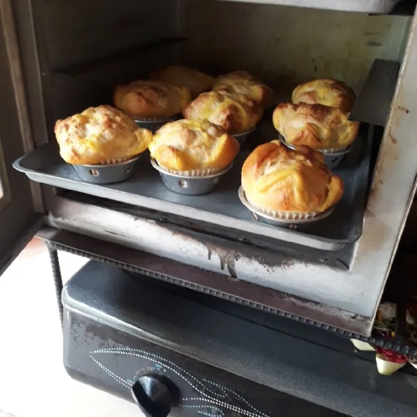 Panggang dalam oven yang sudah dipanaskan, gunakan api sedang hingga matang. 25 menit rak bawah dan 15 menit rak atas, sesuaikan dengan oven masing-masing. Angkat dan sajikan.