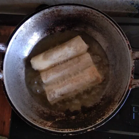 Goreng lumpia rebung daging dengan minyak goreng hingga matang kecoklatan (Gunnakan api kecil saja).