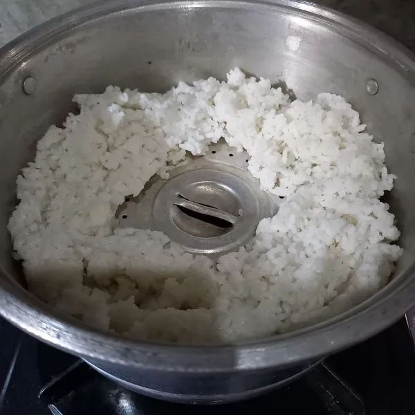 Kemudian kukus nasi gurih selama 15 menit.