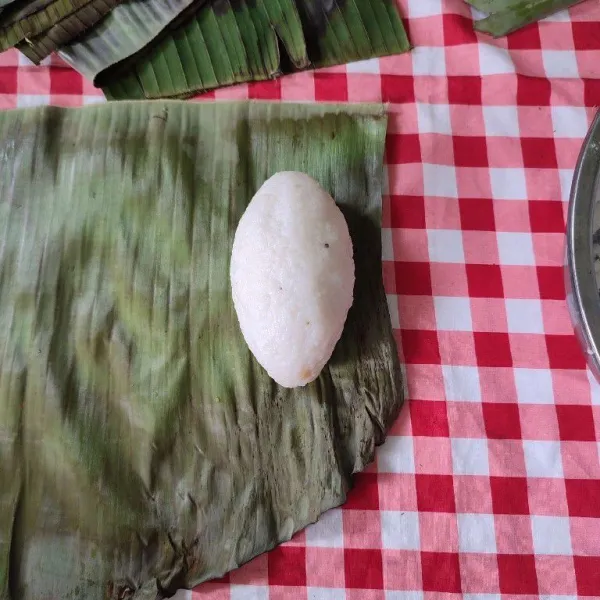 Kepalkan lalu tata di atas daun pisang.