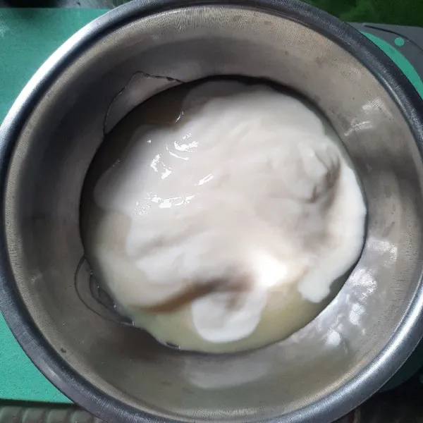 Siapkan mayonnaise, yoghurt dan kental manis dalam mangkuk campur dan aduk sampai rata.