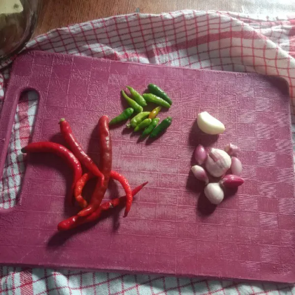 Siapkan bahan sambal; cabe merah, cabe rawit, bawang merah, dan bawang putih. Goreng terlebih dahulu sebelum di ulek.