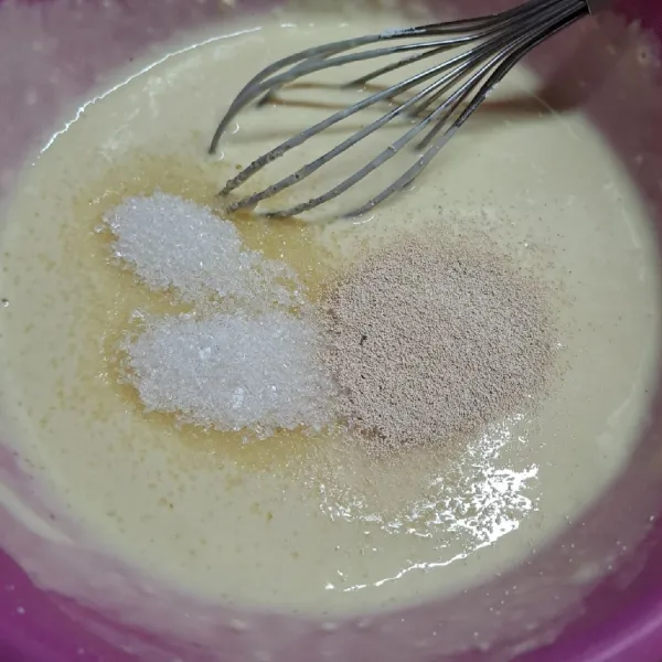 Masukkan tepung terigu dan susu bergantian sambil diaduk hingga rata. Tambahkan gula pasir, garam, ragi instan dan vanili essence.