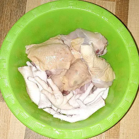 Bersihkan ayam, disini saya memakai bagian paha, dada, ceker, sayap, serta kepala.