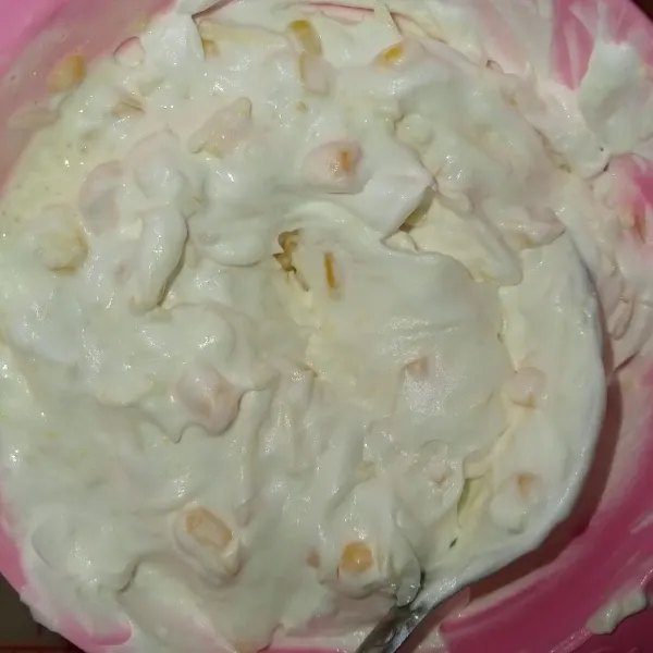 Ambil whipped cream secukupnya tambahkan jagung manis dan kental manis aduk rata. Letakkan sebagai filling cake.