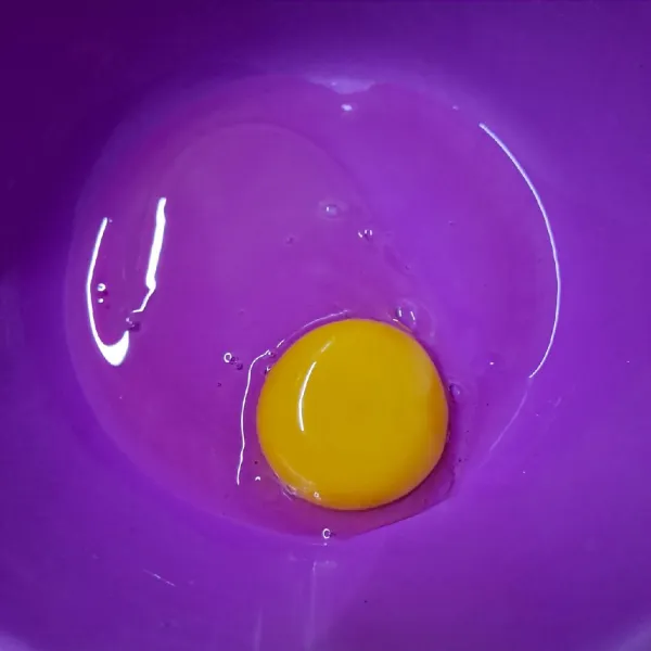 Kocok telur sampai rata.