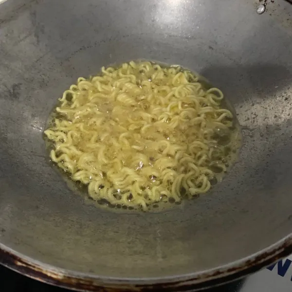 Rebus mie, lalu goreng.