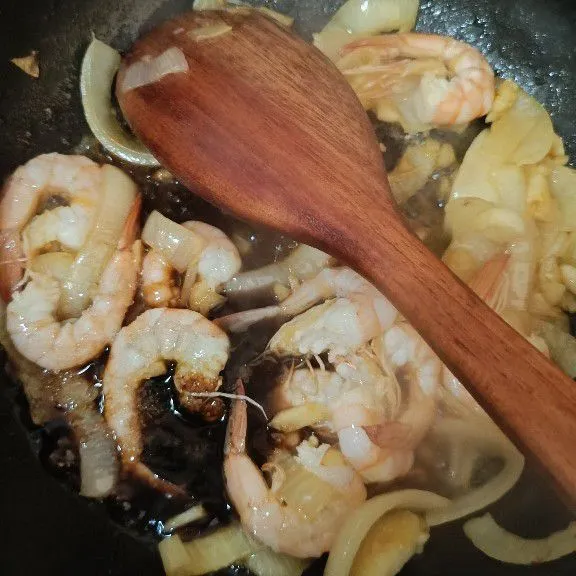 Masukkan udang, tumis hingga berubah warna, masukkan bumbu, saus tiram, kecap manis, kecap asin, saos tomat, lada bubuk, aduk rata, tambahkan sedikit air, masak hingga kuah mengental, jangan lupa koreksi rasa.
