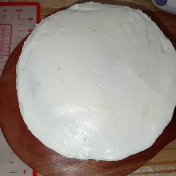 Tambahkan whipped cream pada seluruh permukaan cake.