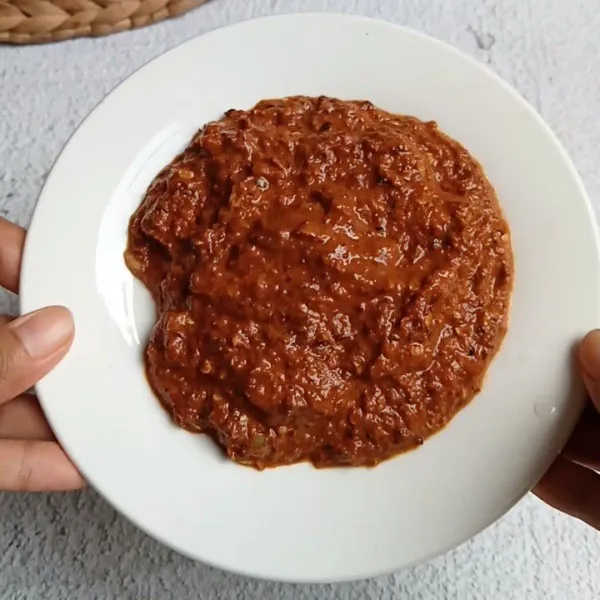 Haluskan bumbunya dengan cara di blender.