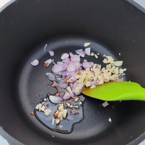 Tumis bawang merah, bawang putih dan pala serut dengan sedikit minyak hingga harum dan layu.