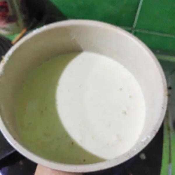 Nyalakan kompor. Siapkan semua bahan biang : terigu, tepung beras, bawang putih halus, air, garam, dan penyedap. Aduk sampai membentuk adonan.