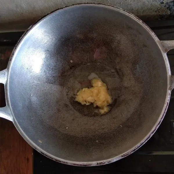 Tumis bawang putih dengan minyak hingga tercium aromanya.