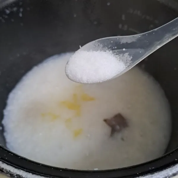 Buka perlahan rice cooker, aduk rata bubur sambil ditekan agar nasinya lembut. Bumbui garam dan kaldu jamur. Aduk rata sambil koreksi rasa sesuai selera.
