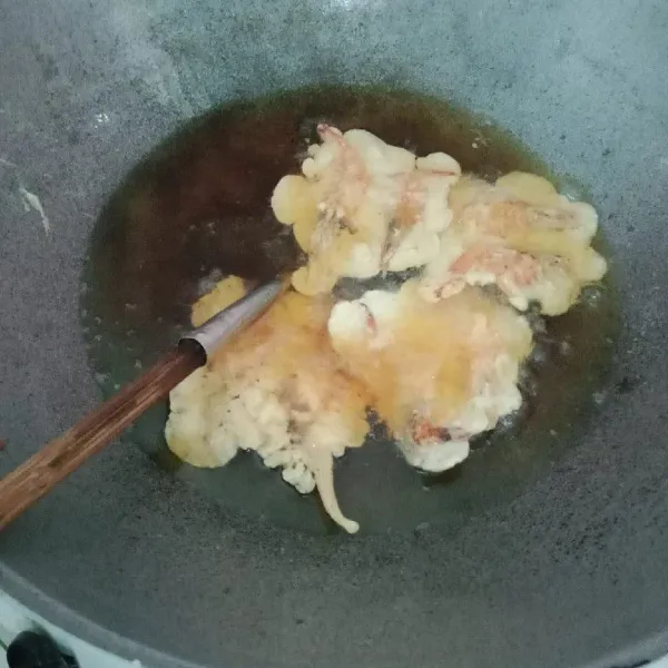 Panaskan minyak goreng dan goreng rempeyek udang sampai kecokelatan dan matang.