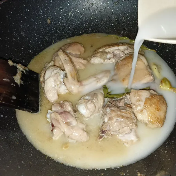 Kemudian tuang santan encer dan air asam jawa, masak sampai ayam matang.