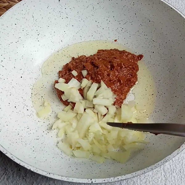 Tumis bumbu halus bersama irisan bawang bombay. Tumis hingga matang.