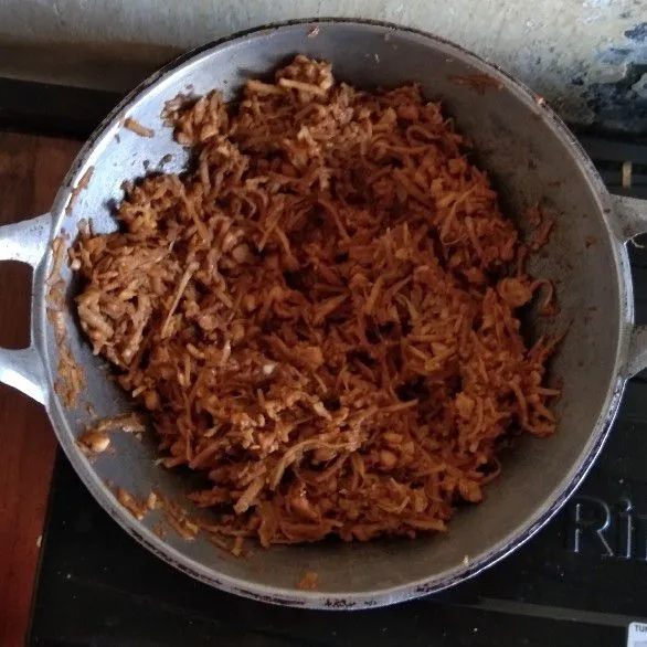 Masukkan garam, gula pasir, kaldu jamur, dan lada bubuk. Lalu, aduk merata. Tambahkan kecap manis aduk kembali hingga rata. Cek rasa dan tunggu hingga dingin.