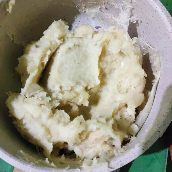 Kalau sudah seperti ini , tunggu dingin dan tambahkan 1 butir telur.