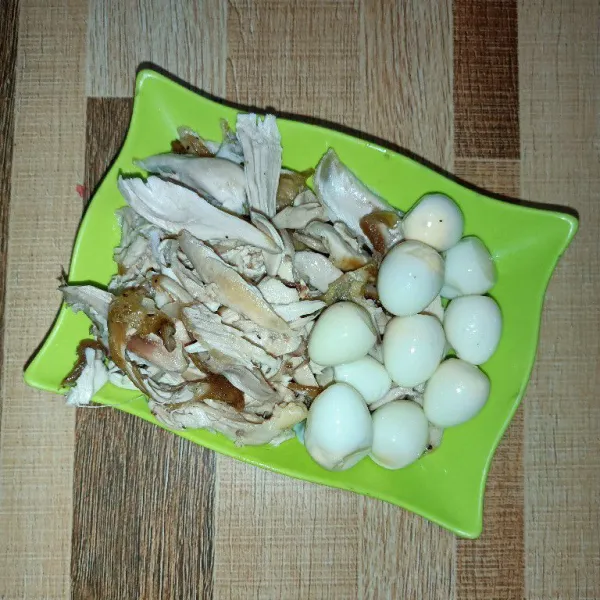Suwir ayam serta kupas telur puyuh.