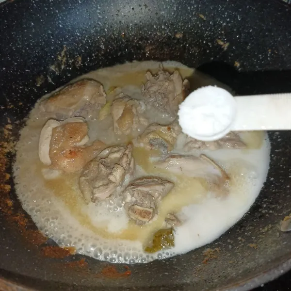 Tuang santan kental, lalu bumbui dengan garam, gula pasir dan kaldu jamur. Aduk-aduk dan masak lagi sampai mendidih dan sedikit kental, koreksi rasanya dan siap disajikan.