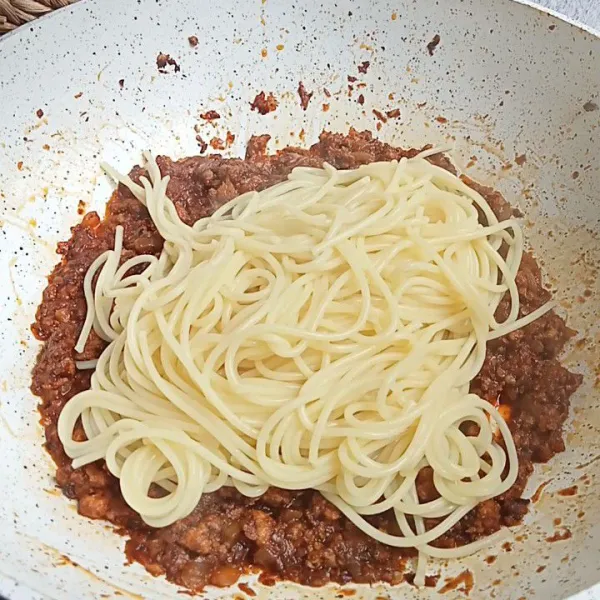 Setelah spaghetti matang, kemudian campurkan dengan ayam dan aduk rata. Lalu siap disajikan.