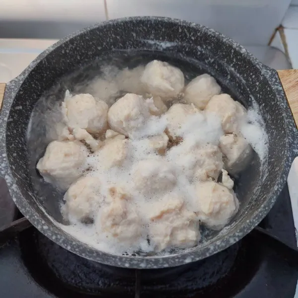 Kemudian cetak bulat, rebus dalam air panas. Masak sampai matang (mengapung). Tiriskan.
