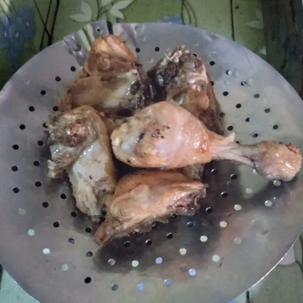 Cuci ayam kemudian potong potong lumuri dengan air perasaan jeruk nipis kemudian goreng setengah matang.