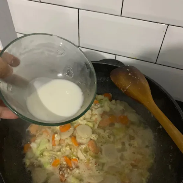 Tambahkan larutan tepung maizena.