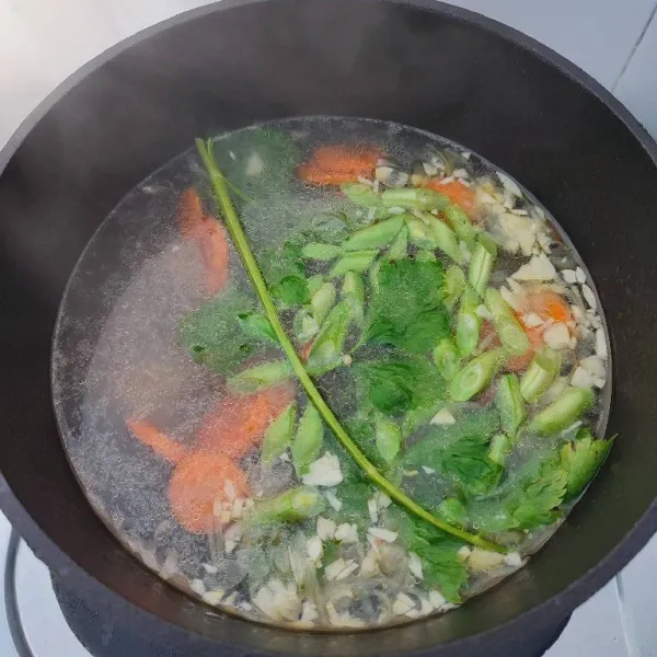 Kemudian masukkan wortel dan 1 liter air. Rebus hingga wortel setengah empuk. Kemudian masukkan kentang, buncis dan seledri. Masak sampai sayuran empuk.