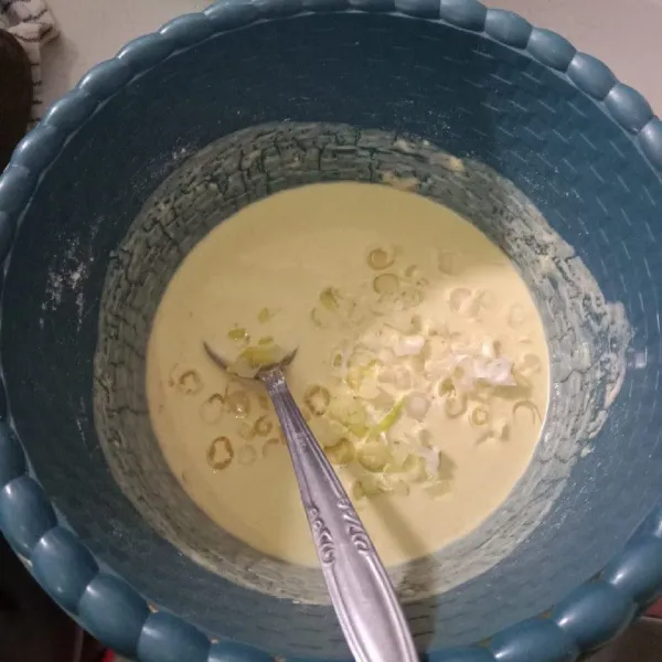 Masukkan irisan daun bawang dan tambahkan air aduk-aduk sampai merata.