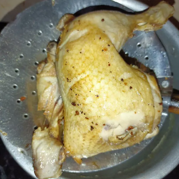 Angkat ayam lalu goreng pada minyak panas sebentar saja, sampai permukaan ayam kecoklatan.