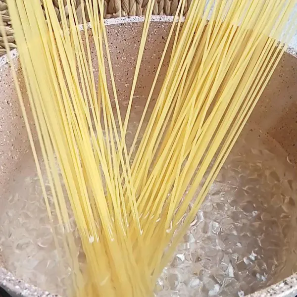 Panaskan air dan rebus spaghetti hingga al dente. Saat merebus, tambahkan sedikit garam.