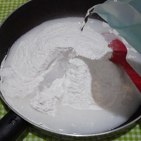Larutkan tepung beras, garam, dengan air.