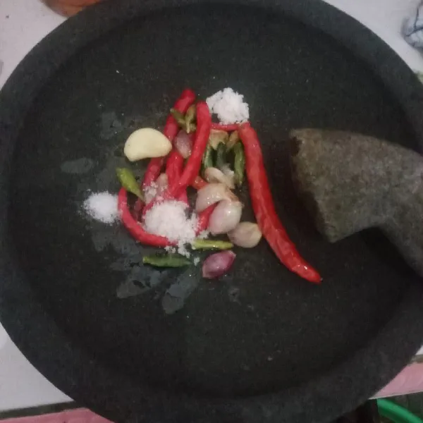 Ulek halus bahan, sambal bersama garam,  penyedap dan gula pasir. Setelah itu sajikan bersama tempe goreng tepung dan tambahkan kemangi sebagai pelengkap.