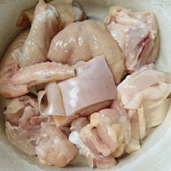 Potong-potong ayam sesuai dengan selera.