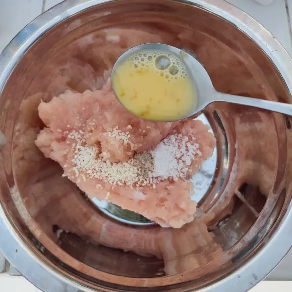 Kemudian bumbui dengan garam, merica bubuk, kaldu jamur, kecap asin. Tambahkan telur ayam sedikit demi sedikit sambil diuleni sampai adonan bisa dipulung.