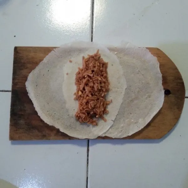 Siapkan kulit lumpiah masukkan isian yang tadi telah dibuat. Lipat kulit lumpiah.