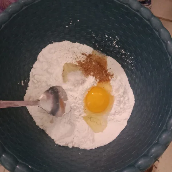 Campurkan tepung beras, tepung tapioka, telur, garam, penyedap, ketumbar bubuk, bumbu halus, aduk rata.