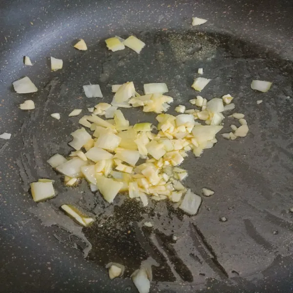 Lelehkan mentega lalu, masukkan bawang putih dan bawang bombay.
