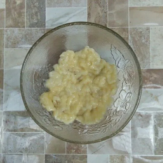 Haluskan pisang.