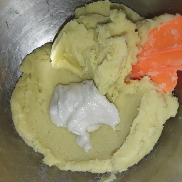 Nerikiri dough : campur 380 gr shiro-An dan gyuhi, uleni dengan tangan selama 2 menit.