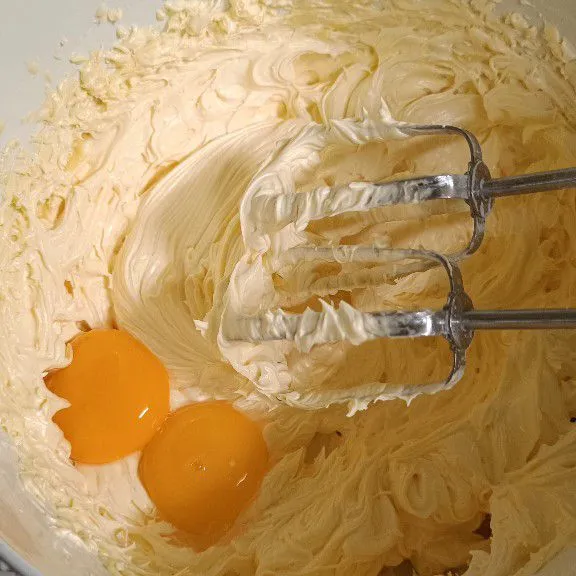 Mixer butter dan gula halus hingga adonan lembut dan ringan, lalu masukkan kuning telur, mix rata.