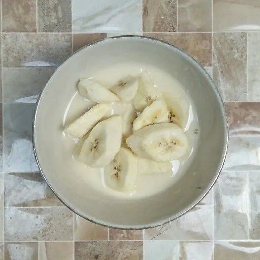 Masukkan pisang.