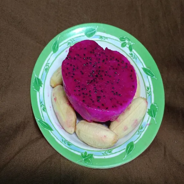Kupas buah naga dan pisang.