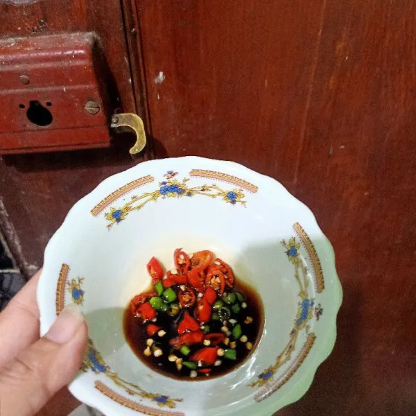 Masukkan irisan cengek kedalam wadah mangkok. Beri kecap manis. Aduk rata.