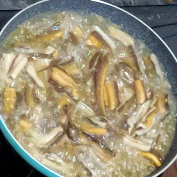 Goreng belut sampai setengah matang lalu sisihkan.